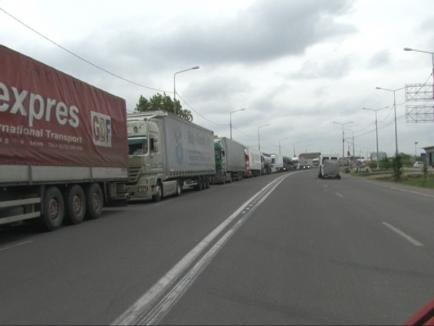 Aglomeraţie în Vama Borş: Trafic triplat, din cauza românilor care lucrează în străinătate şi îşi petrec concediile acasă (FOTO)